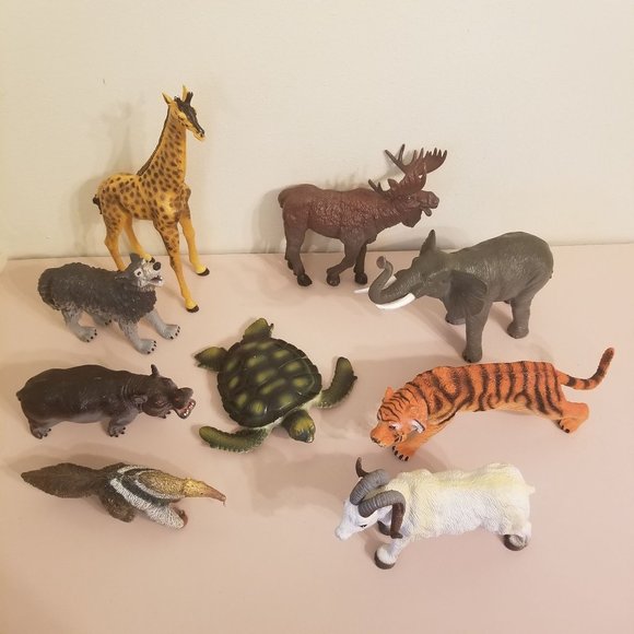 Lot of 9 Plastic Vintage Heavy Duty Animals Wolf Elephant Giraffe Anteater Tiger - Picture 1 of 15